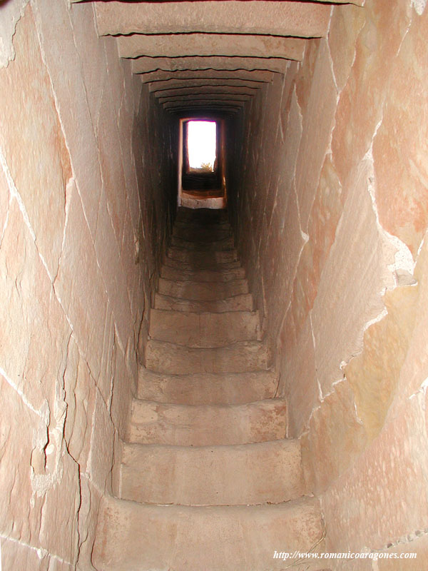 ESCALERA INTRAMURO, EN LADO NORTE, HASTA TERRAZA